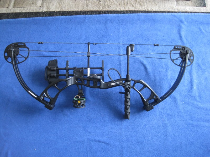Bear Cruzer G2 Compound Bow (26/70) with Plano hard case.